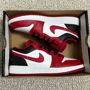 Jordan 1 Low Bulls Size 4y